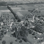 vue arienne du village d'Henniez vers 1950